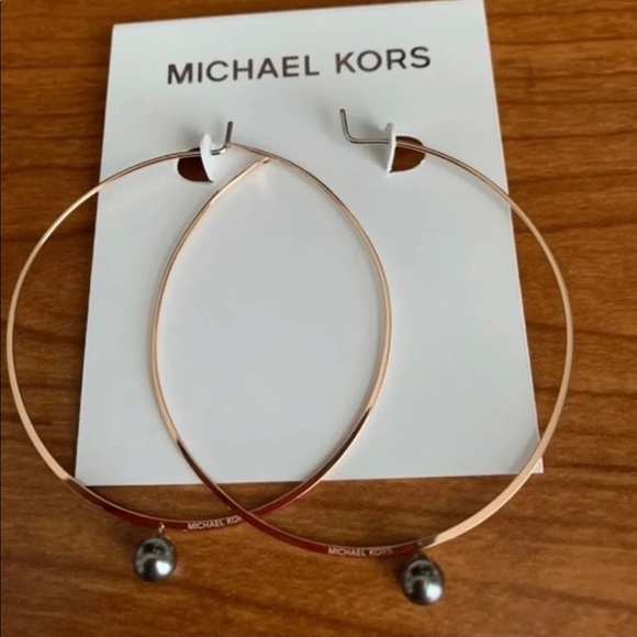 Michael Kors Hoop classic pearl rose Earrings - Picture 3 of 3